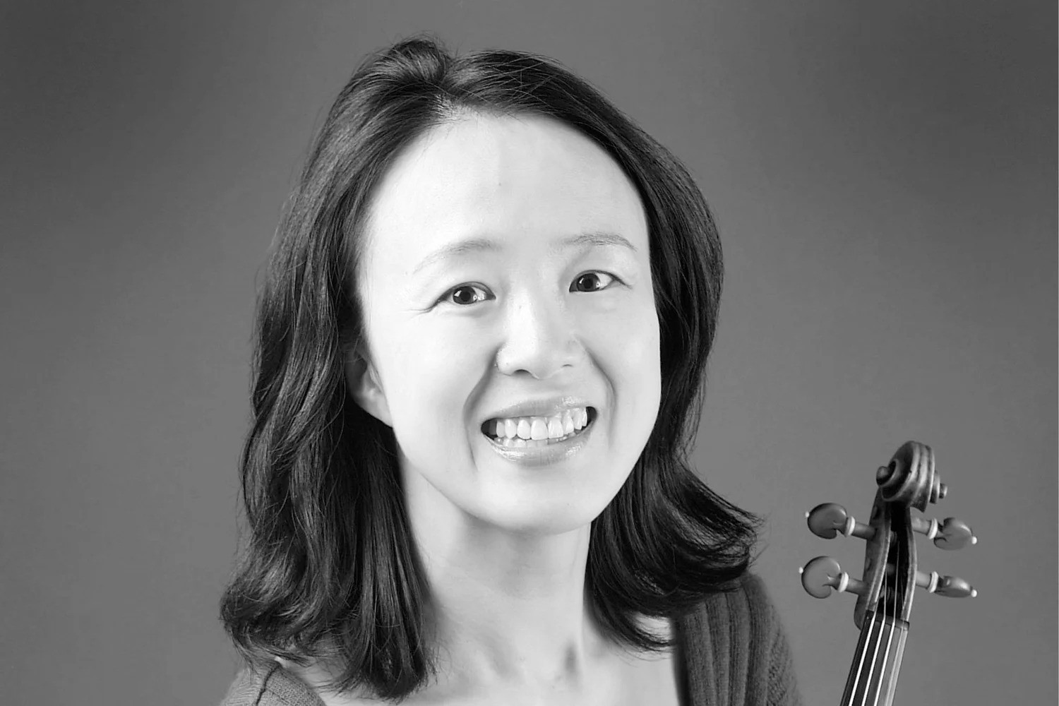 Miho Hashizume smiles while holding a violin