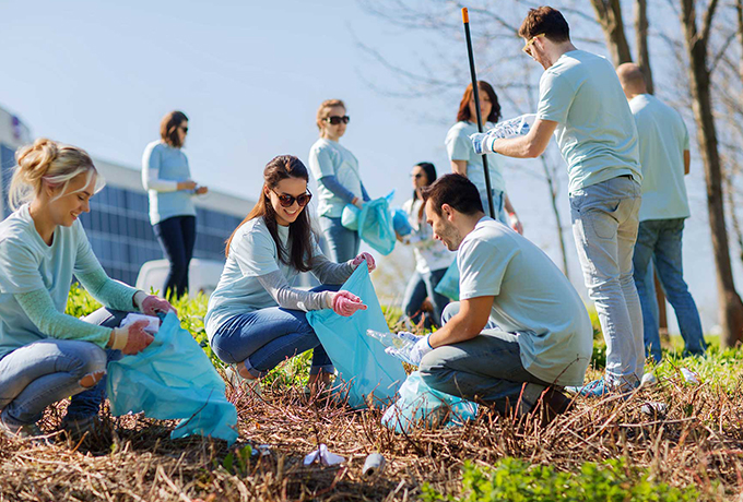 People volunteering to clear up dirts